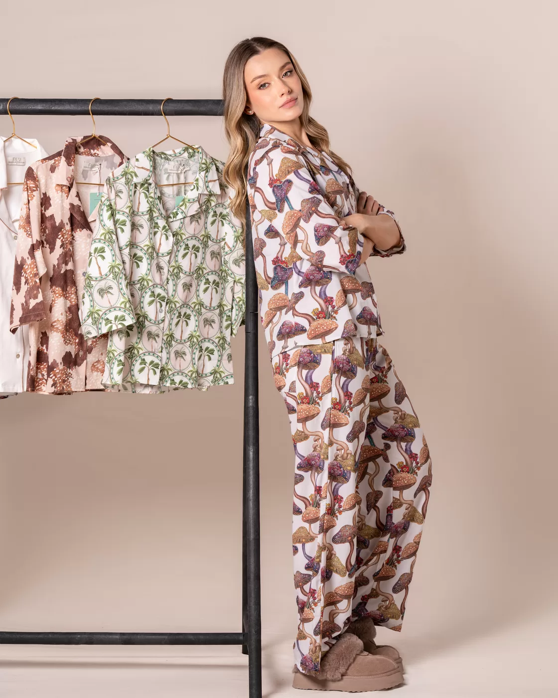 Modelo con pijama estampada — Simétrica Estudio