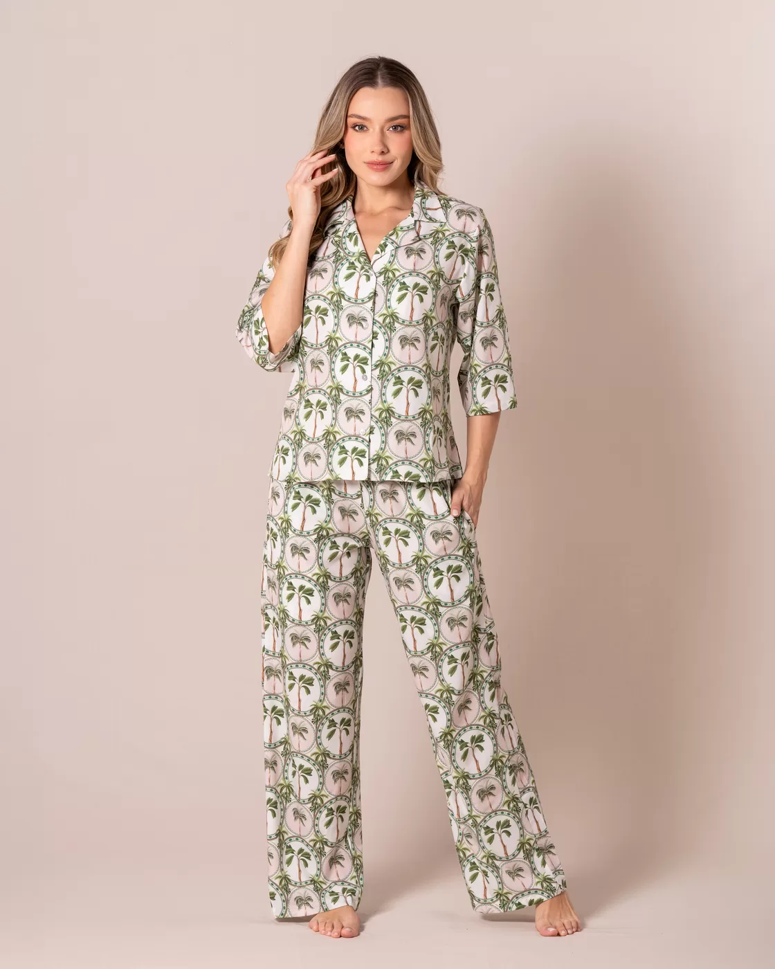Modelo con pijama verde estampada
