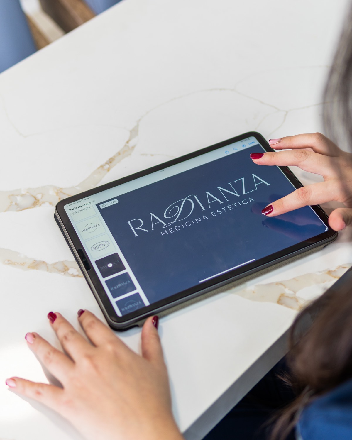 Presentación de marca Radianza en tablet
